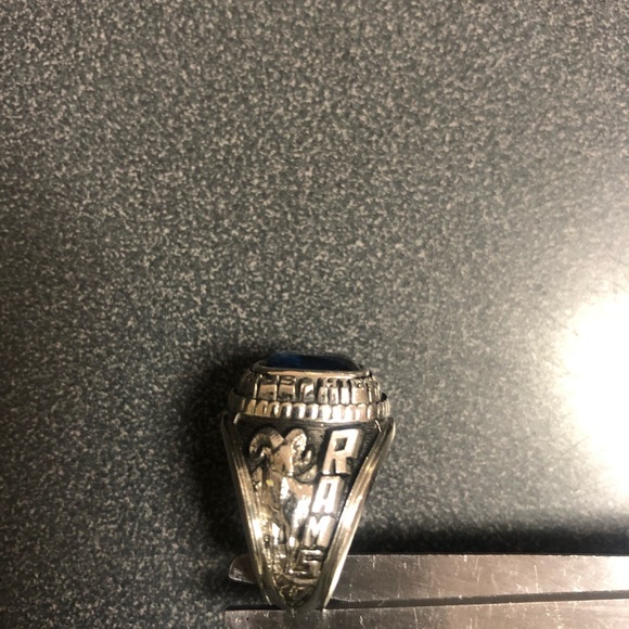 Class ring - Picture 3 of 6